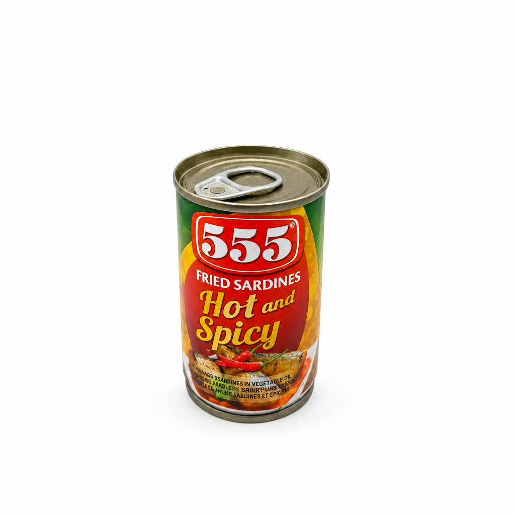 555 Hot and Spicy Fried Sardines Dose vor weißem Hintergrund, ohne zusätzliches Shoplogo; 555-Herstellerkennzeichen bleibt erhalten