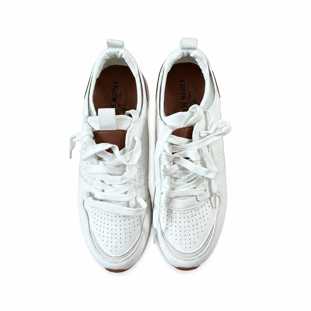 Sneaker-Draufsicht auf weißem Hintergrund